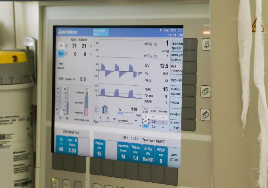 Хирург Юрий Тен на операции