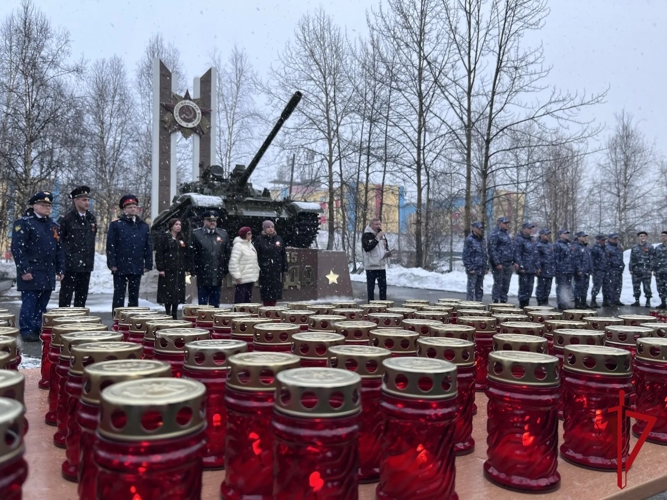 Сотрудники Росгвардии приняли участие в акции «Свеча Памяти» в Магаданской области
