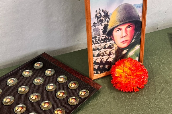 Сотрудники УФСИН России по Курганской области и подшефные кадеты средней школы № 24 г. Кургана почтили память Героя Советского Союза Николая Яковлевича Анфиногенова