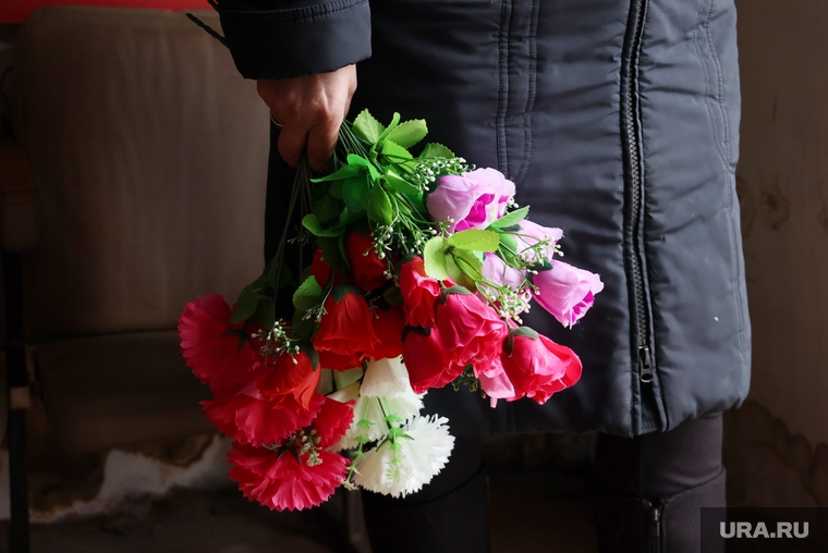 Прощание с военным, погибшим на Украине. Белозерский район, поминки, прощание, похороны, искуственные цветы