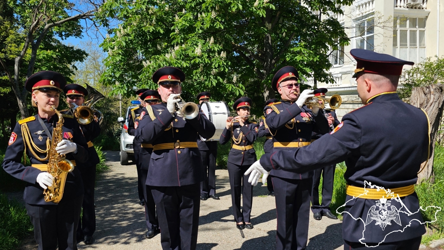 Росгвардейцы провели акцию «Парад у дома ветерана» в городе-герое Севастополе