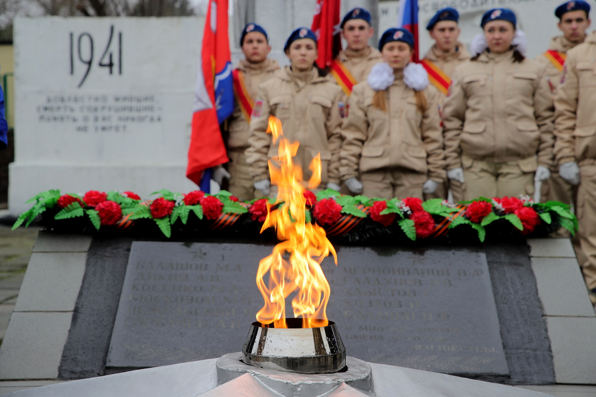 Церемония зажжения Вечного огня на мемориале погибшим в годы Великой Отечественной войны в Неклиновском районе