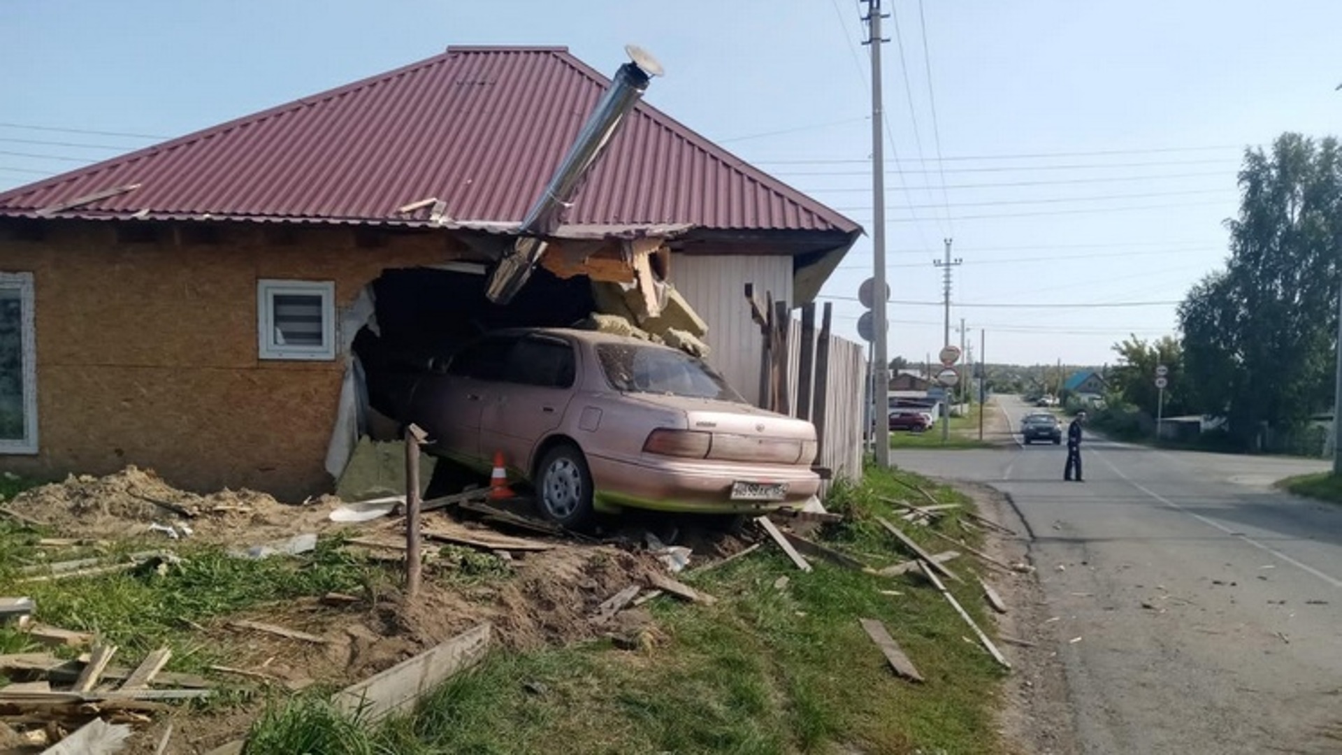 Новосибирская область новости свежие. Автомобиль протаранил дом.