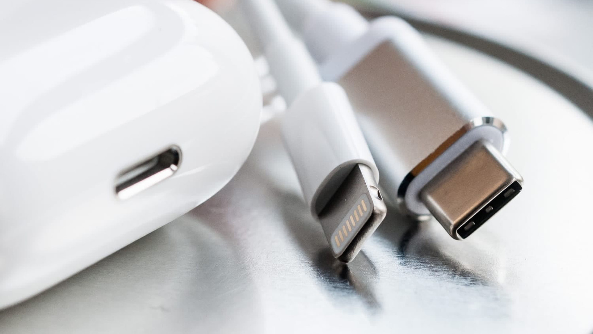 Iphone заряжается usb. Apple USB-C Lightning. Кабель USB Type c Lightning Apple. Apple USB Type-c на USB-A-С. Кабель Apple USB Type-c/Lightning (1 м).