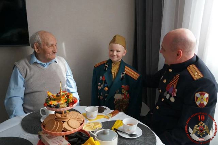 Новгородские росгвардейцы навестили 100-летнего ветерана Великой Отечественной войны