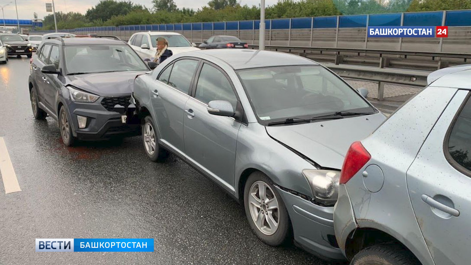 Под Уфой водитель Hyundai устроил массовое ДТП на трассе: есть пострадавший