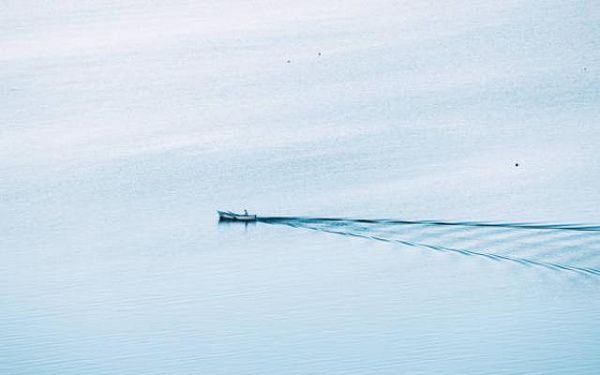 Двух рыбаков на лодке унесло большой волной на озере в Бурятии