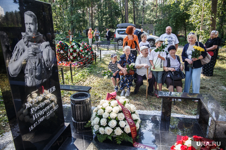 На могиле у военкора Ростислава Журавлева. Екатеринбург 