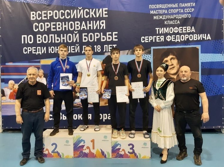 Четыре медали выиграли борцы из Чувашии на юношеских соревнованиях в Казани