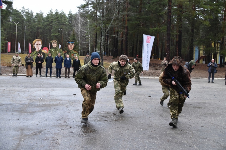 Руководство регионального Управления Росгвардии приняло участие в закрытии военно-патриотических сборов среди десятиклассников Рязанской области
