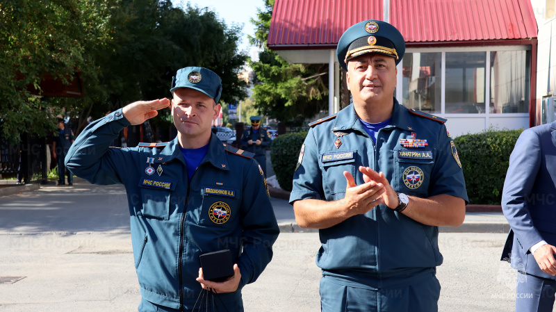 В Тюмени в День государственного флага отметили отличившихся сотрудников МЧС России и их детей