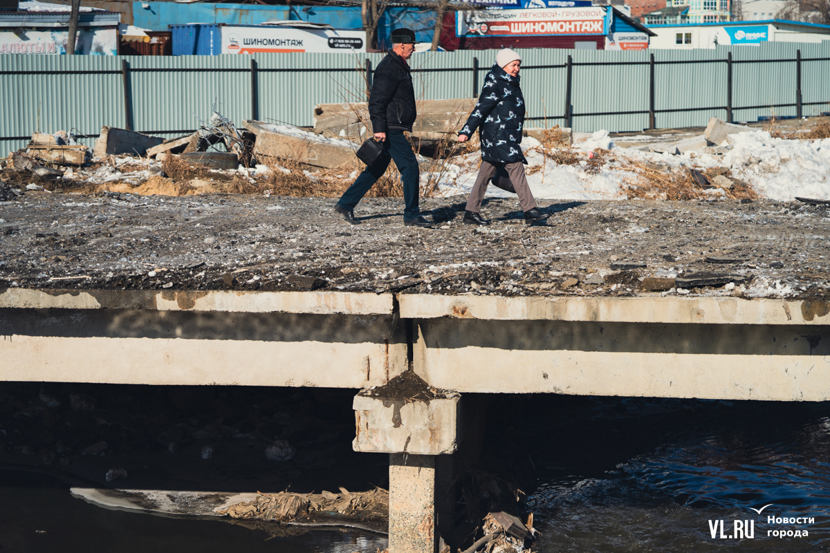 Фрагмент моста. Владивостокский мост. Железобетонные мост Владивосток. Батареи у моста Владивосток. Набережная на второй речке Владивосток.