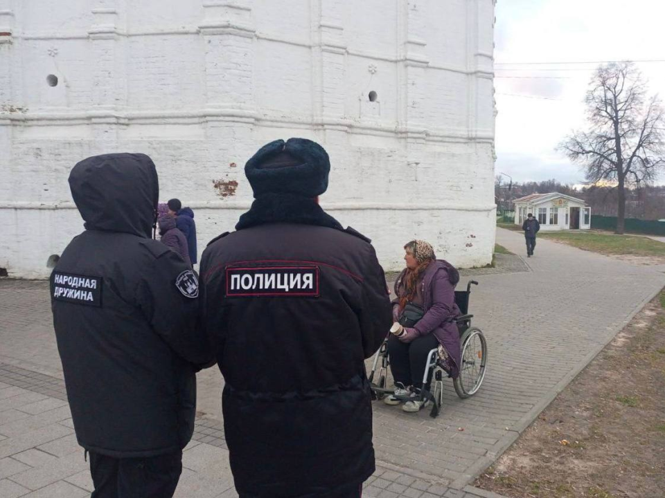 «Встань и иди»: как «неходячая» бабушка дала стрекача от правоохранителей у Троице‑Сергиевой Лавры