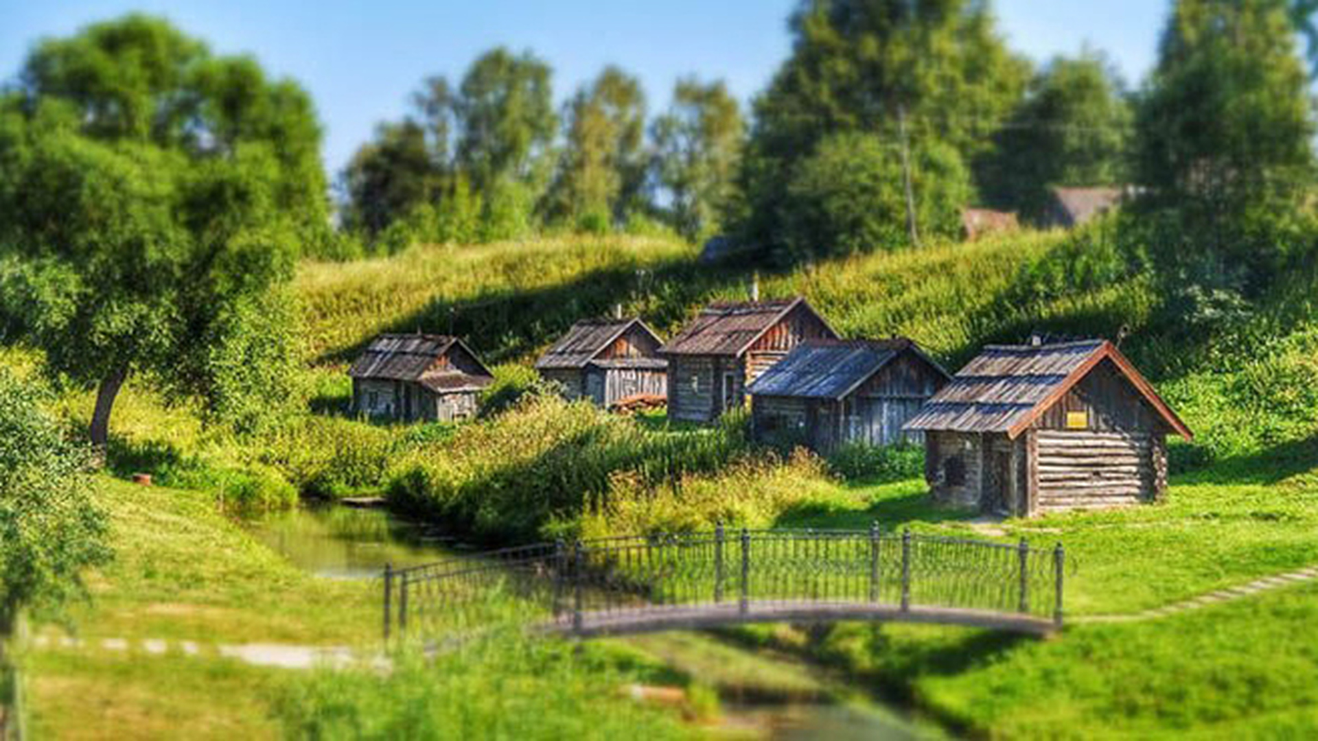 Деревнями лет. Село Вятское. Красивый деревенский домик. Деревня. Деревенская природа.