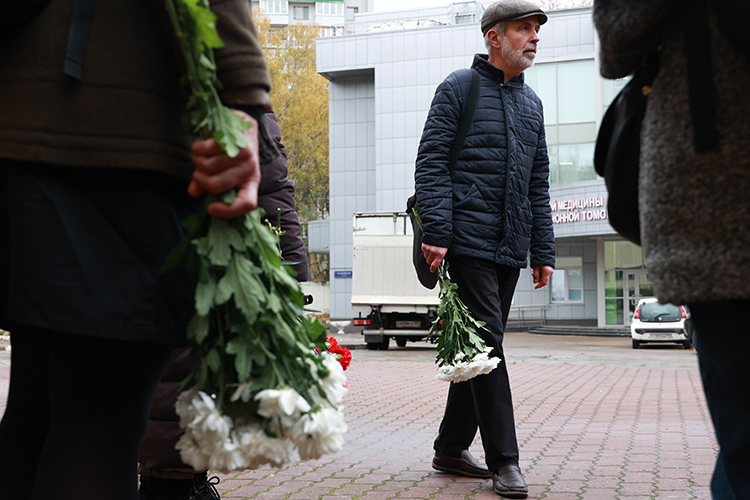На панихиду по Сергею Кара-Мурзе собралось несколько десятков человек, в первую очередь родственников и бывших коллег