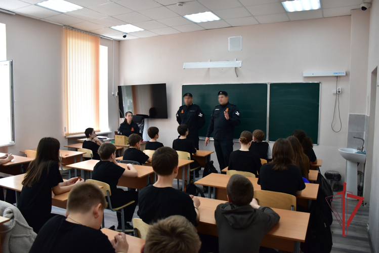 В преддверии Дня Победы росгвардейцы провели урок мужества для майкопских школьников