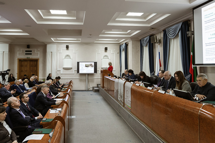 «Сегодня идет поистине война добра со злом», — заявила, в частности, Ирада Аюпова, говоря о борьбе с чуждой идеологией и сохранении национальной идентичности
