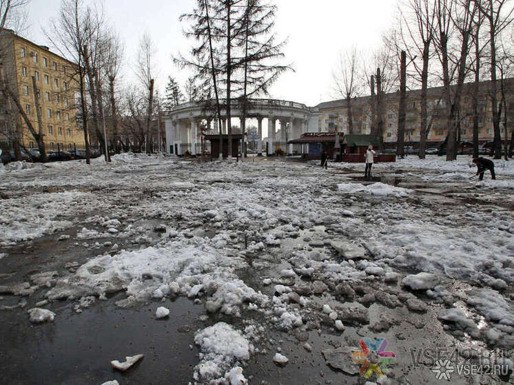  В столице Кузбасса утром жители увидели снег