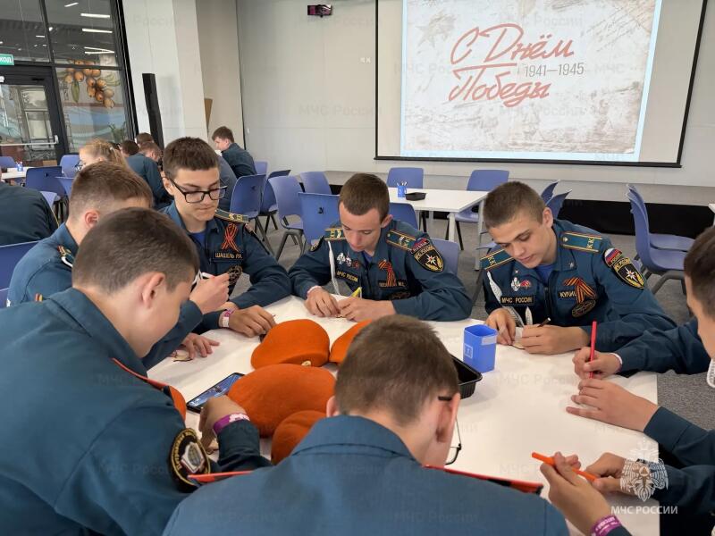 МЧС России провели парад наследников Победы в Тавриде