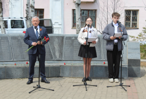 В преддверии 81-ой годовщины Победы в Великой Отечественной войне, у мемориала погибшим совгаванцам, также как и по всей стране была открыта Вахта Памяти.