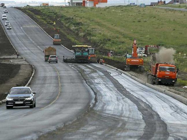 машина убийца автомобиль дорога мести. поземка на дороге. чистка дорог от снега вологда 2023. переметы на дорогах. мело дороги.