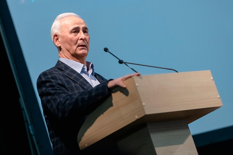  76-летний писатель Ринат Мухамадиев с 2002 года продолжает издавать газету «Татарский мир» 
