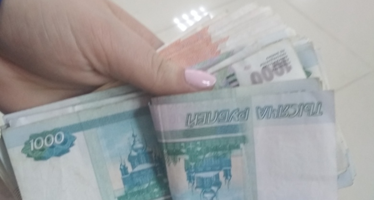 Всем россиянам, у кого есть деньги в рублях, дали время до мая. Потом шанс будет упущен