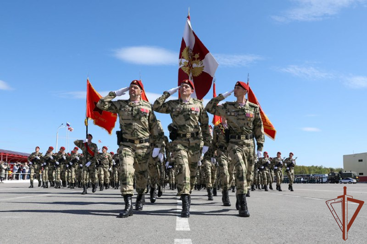 Первый заместитель директора Росгвардии генерал-полковник Юрий Яшин проверил готовность парадного расчета