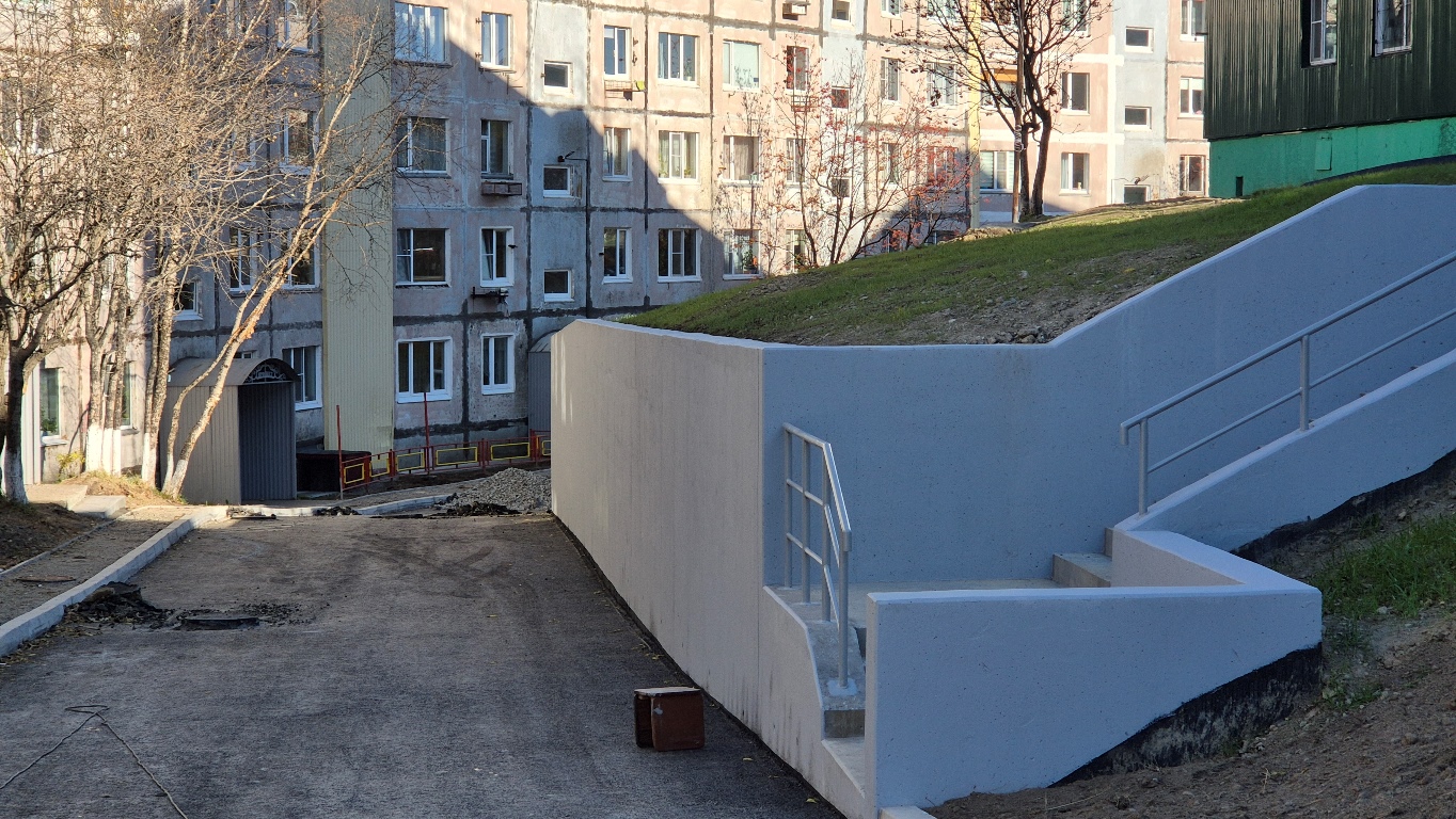 Глава города Евгений Беляев: В рамках программы развития «Город 20/30» выполнен ремонт подпорной стены