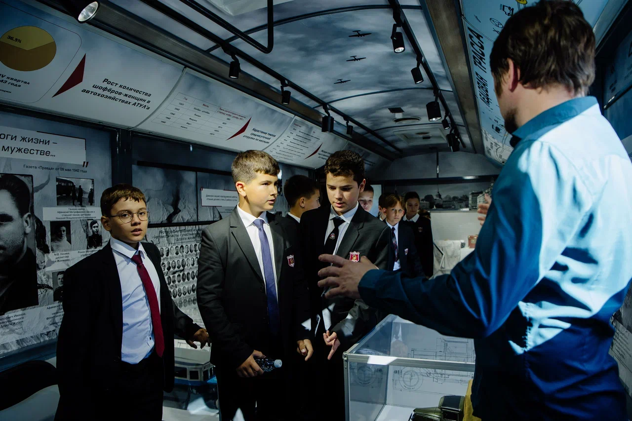 Школьники Петроградки почтили память жертв блокады на Левашовском хлебозаводе6