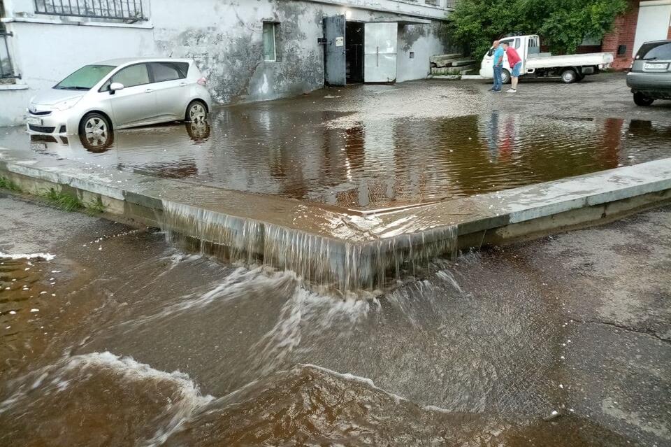 Улицу затопило водой. Чита потоп. Топить дом. Кемерово потоп 2021. Потоп в Чите в 1992 году.