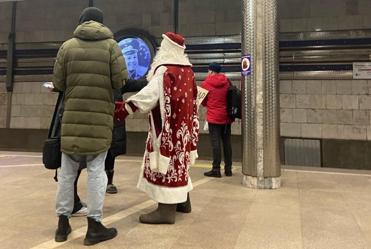 Деды морозы в метро москвы. Зима в Великом Устюге. Частные фотографии Великого Устюга зимой.