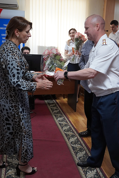 Начальник УФСИН России по Республике Дагестан вручает памятный подарок супруге погибшего сотрудника 