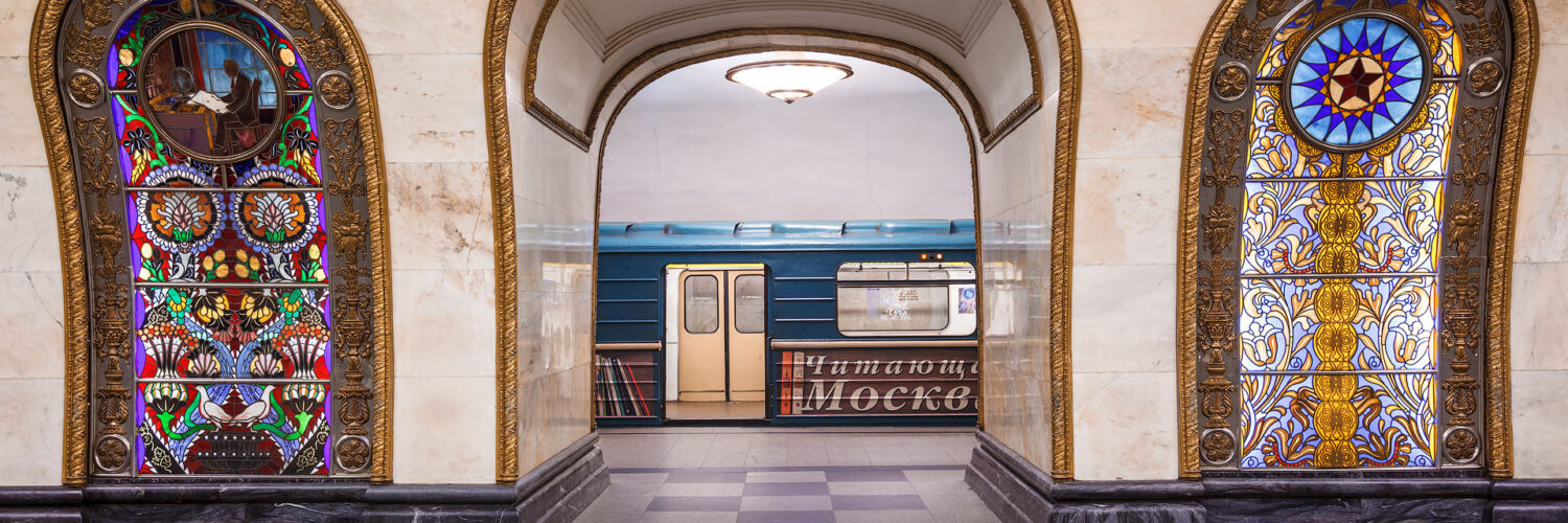 М новослободская метро. Витражи на станции метро новослободская. М новослободская метро. Новослободская станция метро кольцевая линия. Московское метро новослободская.