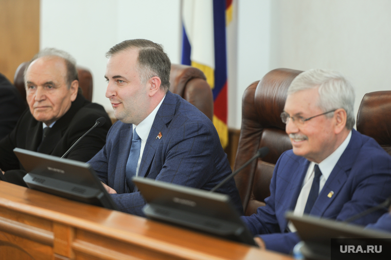 Экс-спикерам регионального парламента Вячеславу Скворцову (слева) и Владиру Мякушу (справа) предоставили места в президиуме рядом с действующим председателем Олегом Гербером