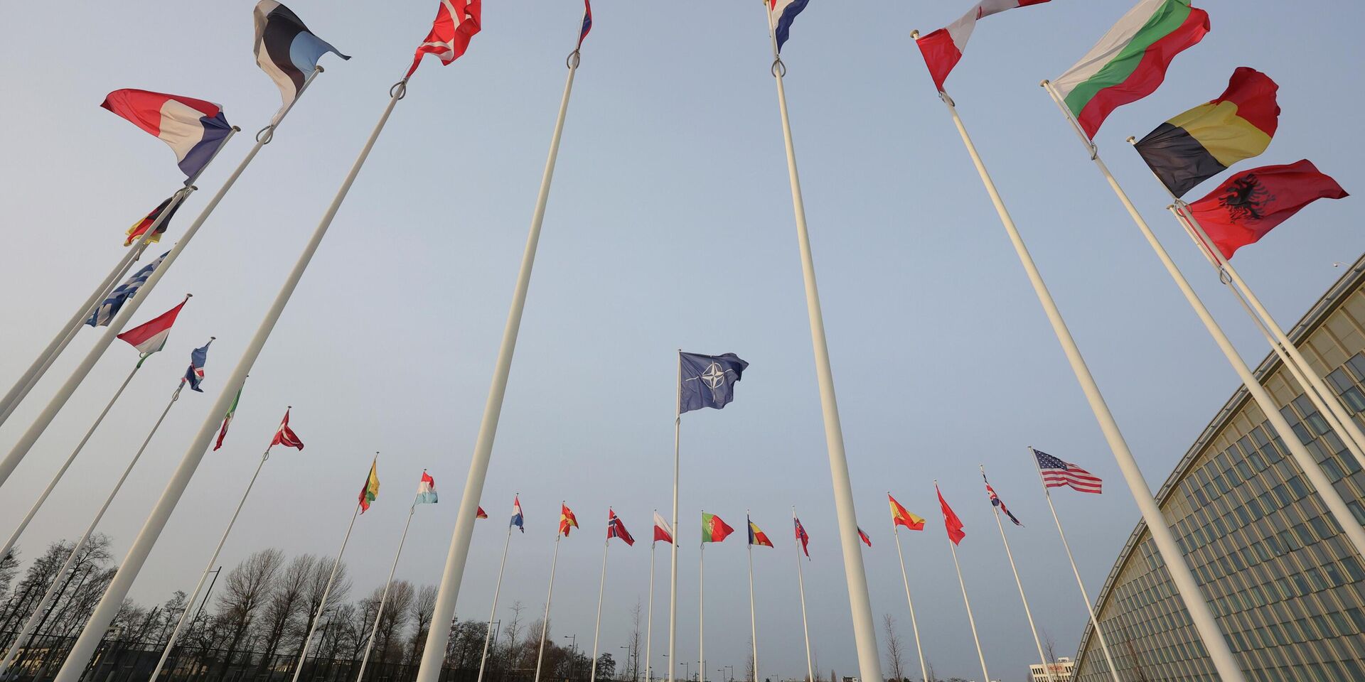 Флаги стран-членов НАТО развеваются перед штаб-квартирой НАТО в Брюсселе - ИноСМИ, 1920, 09.10.2025