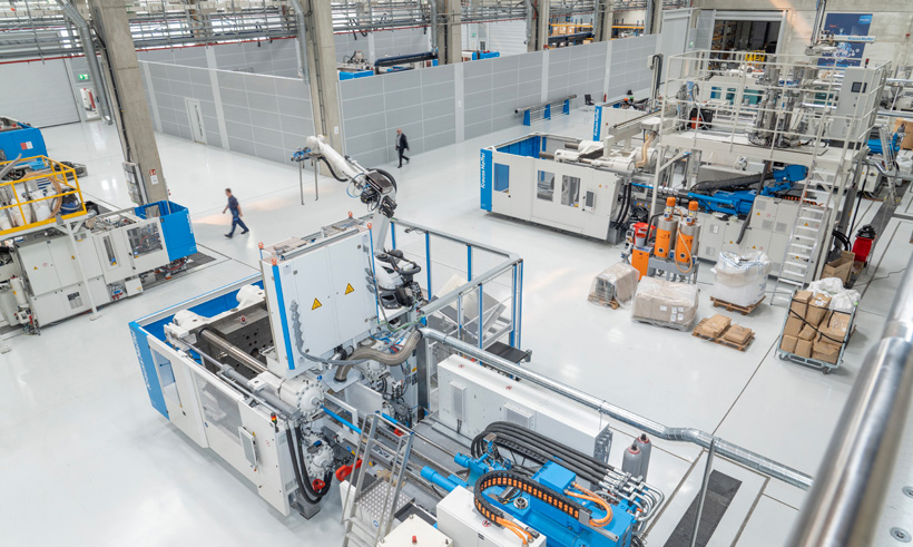 Новая производственная площадка KraussMaffei площадью 156 тыс. м2 объединяет штаб-квартиру, подразделения литья пластмасс под давлением, реакционных смол, аддитивное и механическое производства