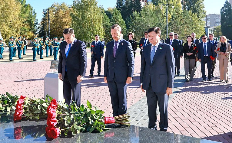 Делегация Совета Федерации приняла участие в возложении цветов к мемориальному комплексу погибших воинов и героев Великой Отечественной войны «Победа»