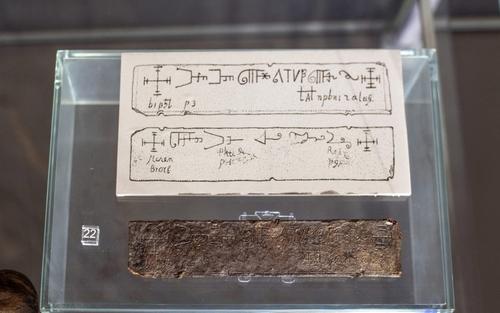 Ученые пока не могут расшифровать загадочную свинцовую табличку 13-14 веков