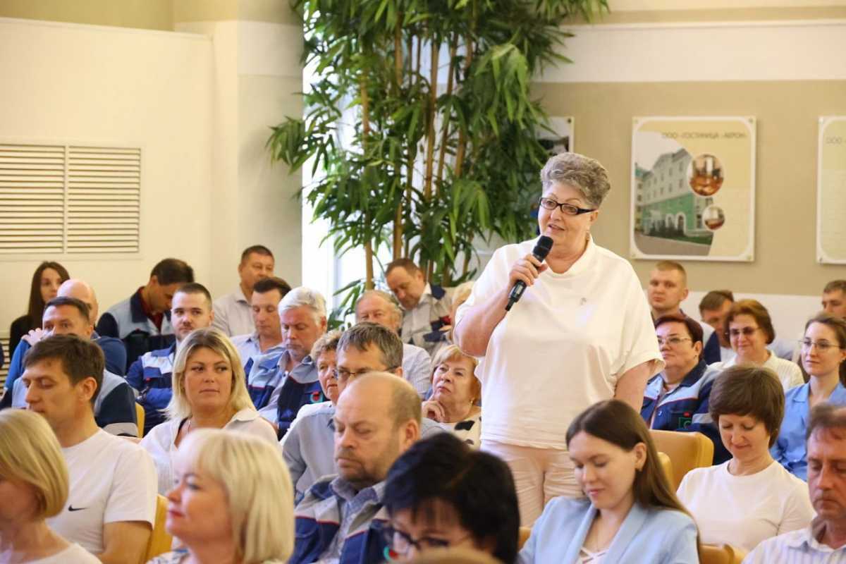 Работники предприятия интересовались, что предпринимает регион для привлечения молодых кадров.