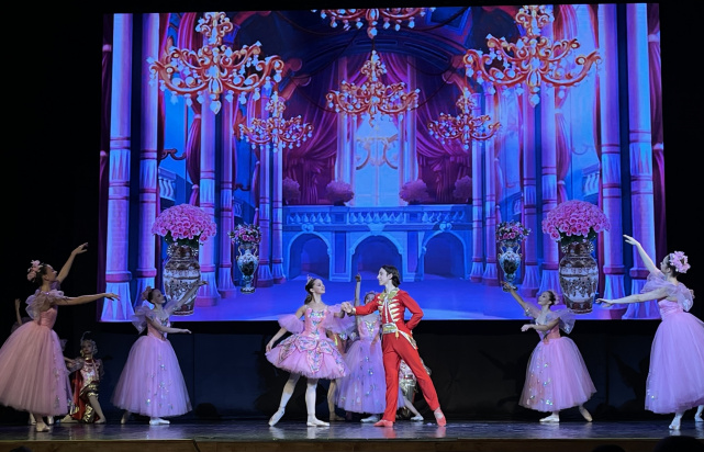 Сотрудники Управления Минюста России по Вологодской области посетили спектакль балета «Щелкунчик» в исполнении студии классического балета нашего города (фото 1)