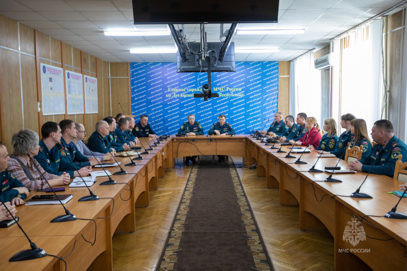 В регионах Донбасса обсудили вопросы обеспечения безопасности и наградили отличившихся сотрудников МЧС России