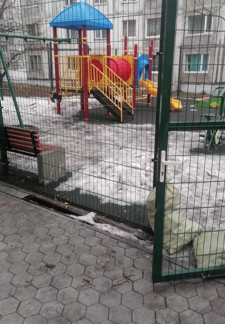 Глава города Константин Брызгин: Служба благоустройства приступила к весенней уборке детских площадок от мусора и песка