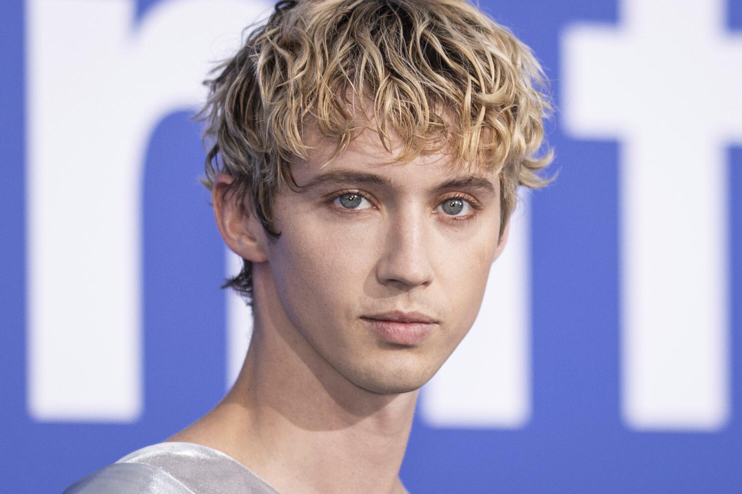 Troye sivan something to give each other. Йон гонсалес. Трой сиван 2022. Трой сиван альбом. Justin bieber popstar.