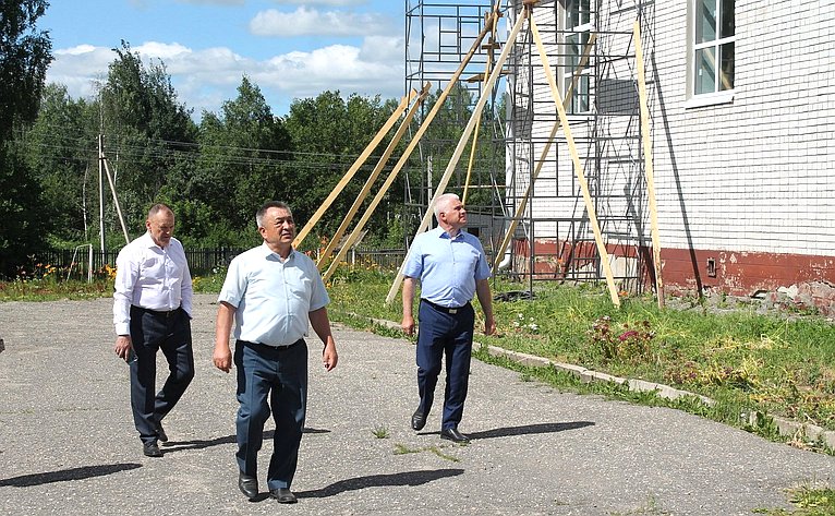 Сергей Мартынов посетил основную общеобразовательную школу в селе Илеть