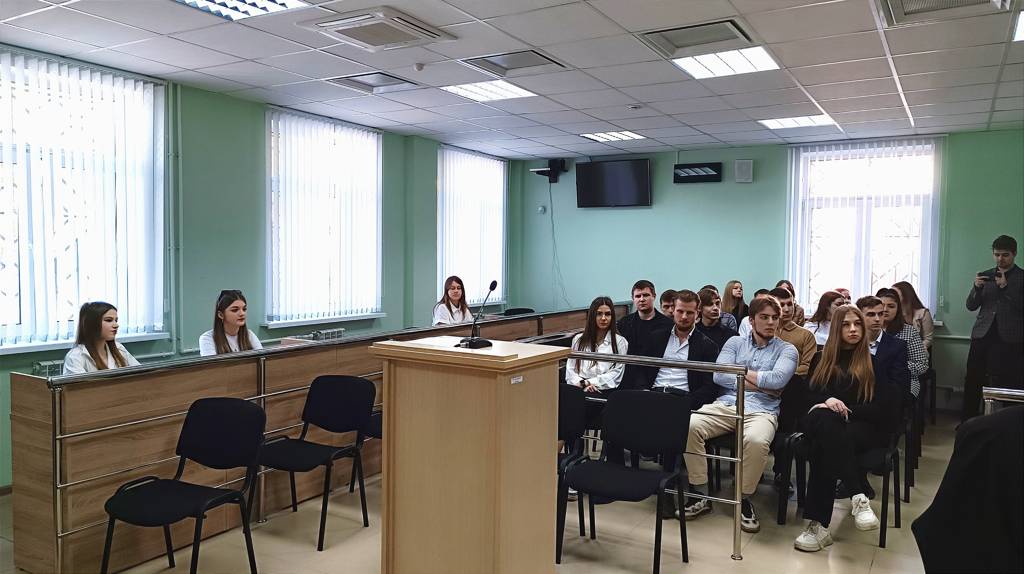 В Володарском районном суде Брянска прошла экскурсия для студентов