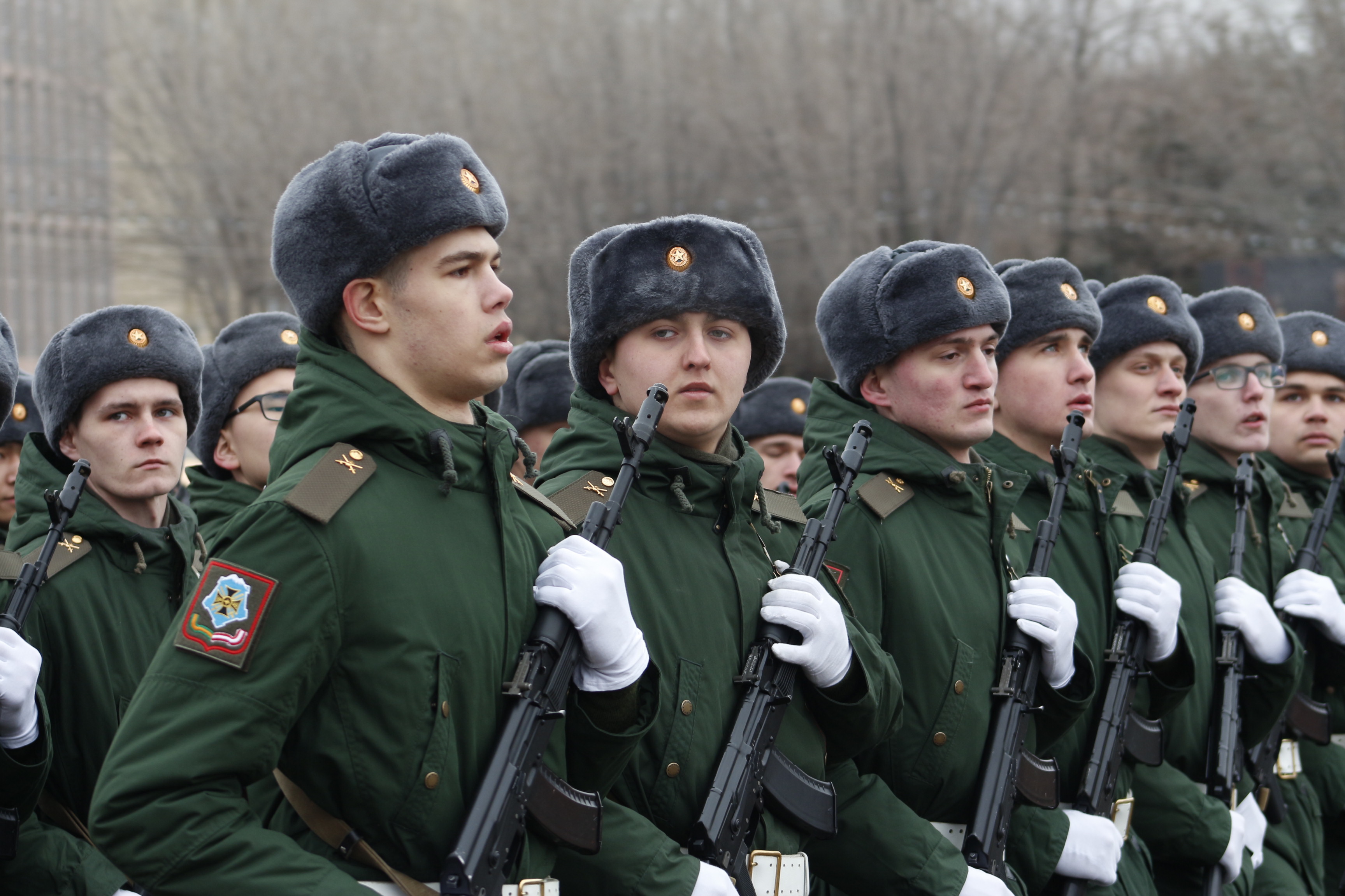 командир полка отчитывает на плацу