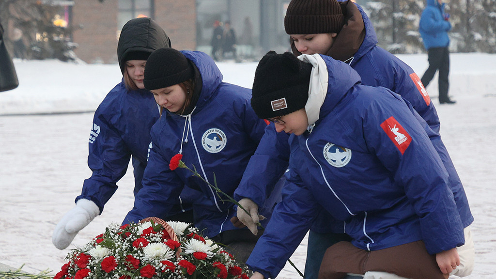 В Барнауле прошла памятная церемония, при­уроченная ко Дню полного освобождения Ленинграда от блокады Фото №3