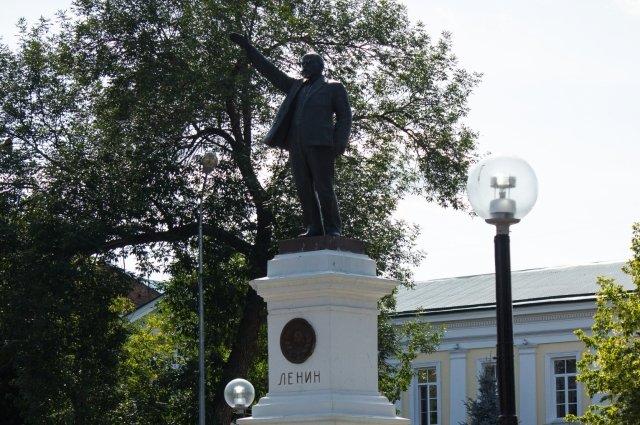 Депутат ГД помогла сохранить памятник Ленину в Оренбурге.
