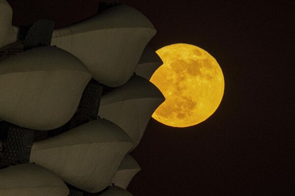 "Бычья луна" над международным стадионом в южном иракском городе Басра. - Sputnik Казахстан